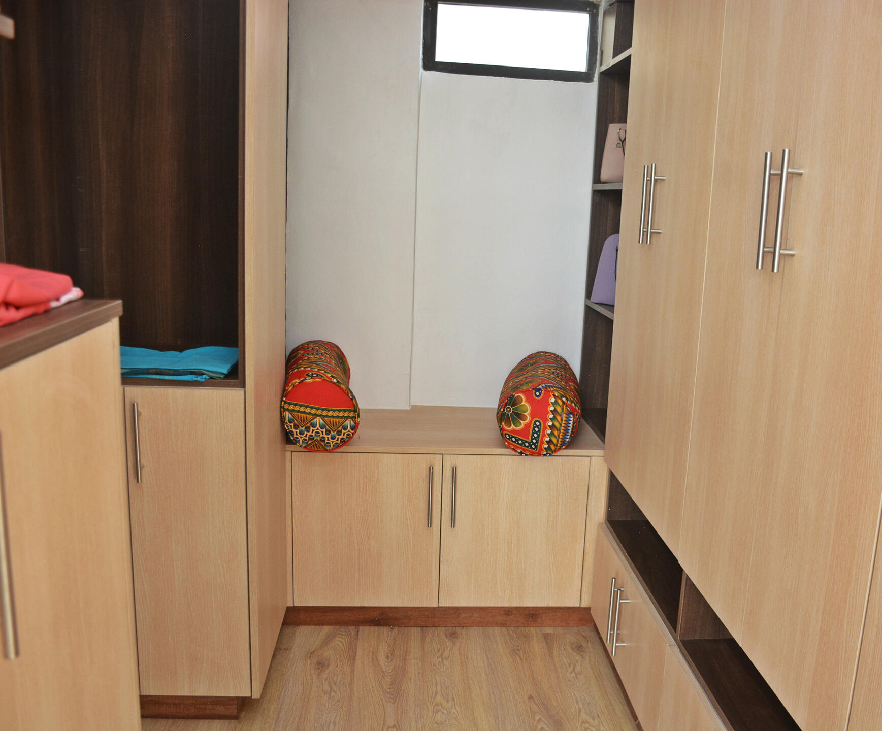 Walk in closet cabinetry