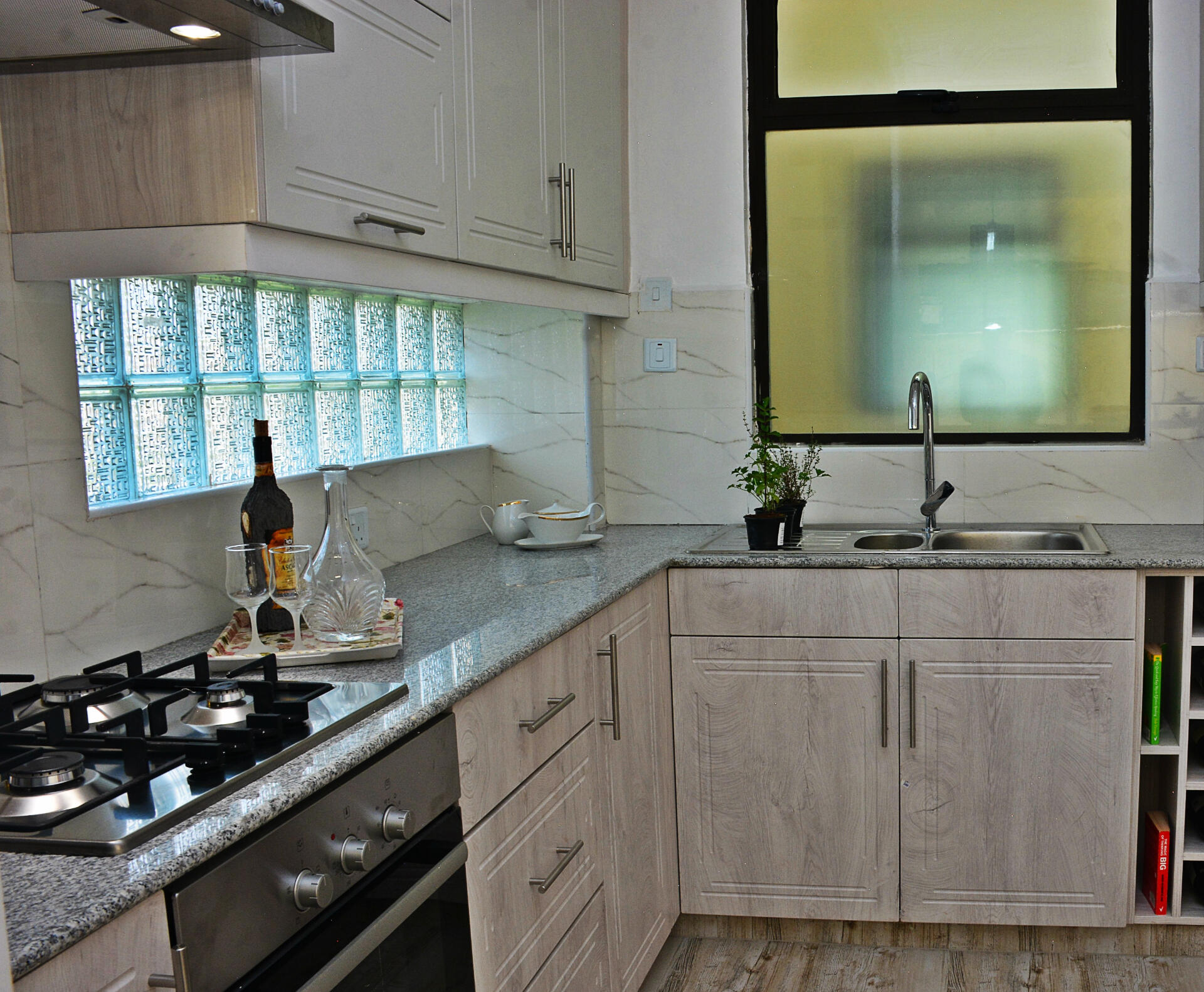 Two tone kitchen with Bosch appliances